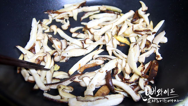 Stir-fry the vegetables — step photo