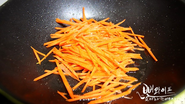 Stir-fry the vegetables — step photo 1