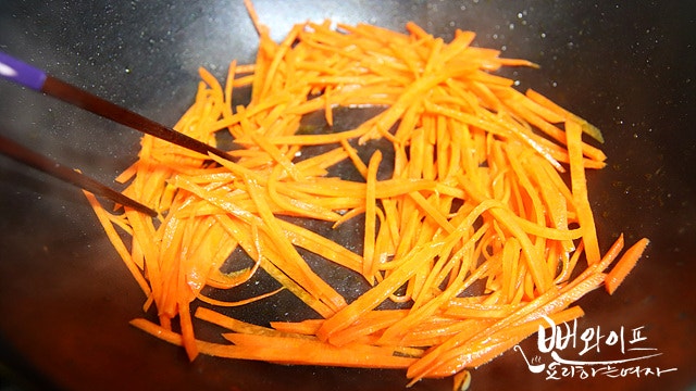 Stir-fry the vegetables — step photo 2