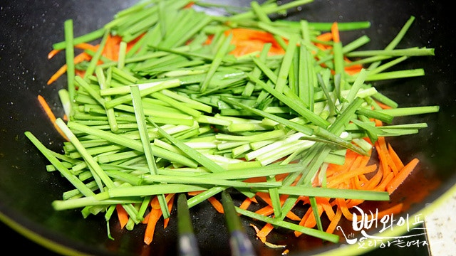 Stir-fry the vegetables — step photo 1