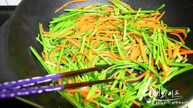 Stir-fry the vegetables — step photo 2