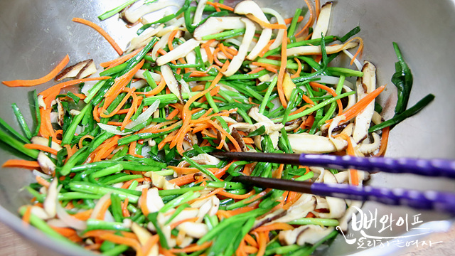 Stir-fry the vegetables — step photo