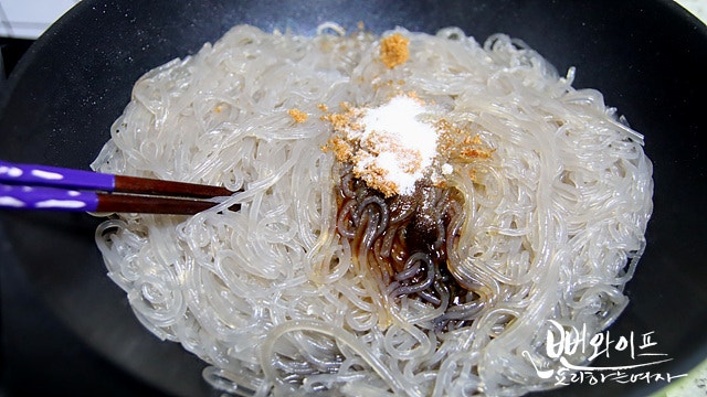 Stir-fry the noodles — step photo 1