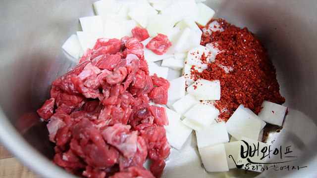 Stir-fry the beef and Korean radish — step photo