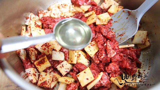 Stir-fry the beef and Korean radish — step photo 1