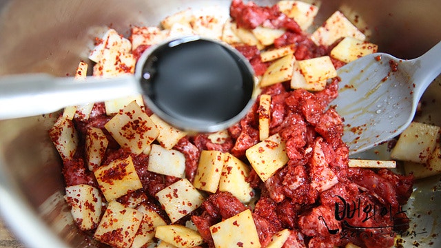 Stir-fry the beef and Korean radish — step photo 2