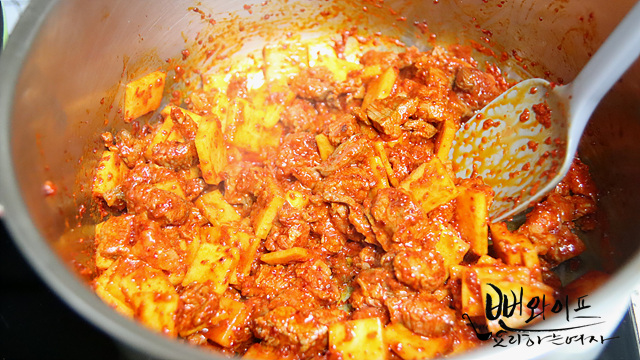 Stir-fry the beef and Korean radish — step photo