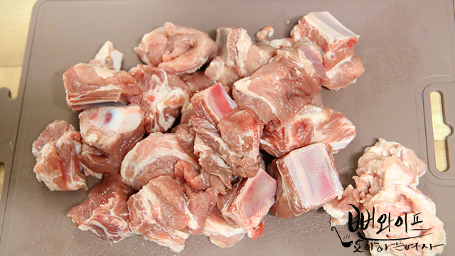 Soak and parboil the pork ribs — step photo 1