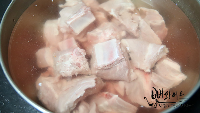 Soak and parboil the pork ribs — step photo 2