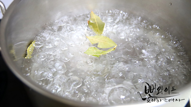 Soak and parboil the pork ribs — step photo 1