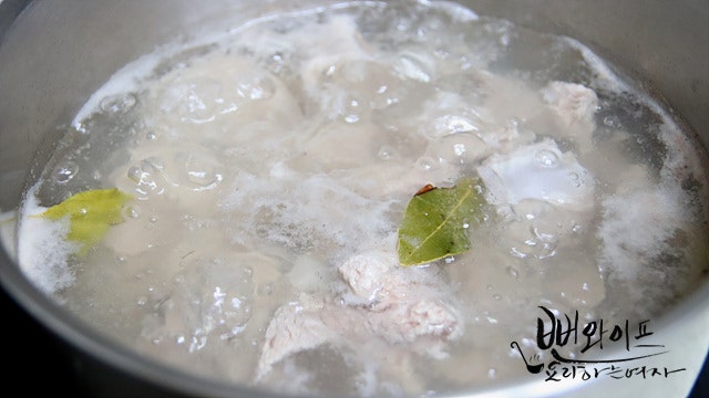 Soak and parboil the pork ribs — step photo 2