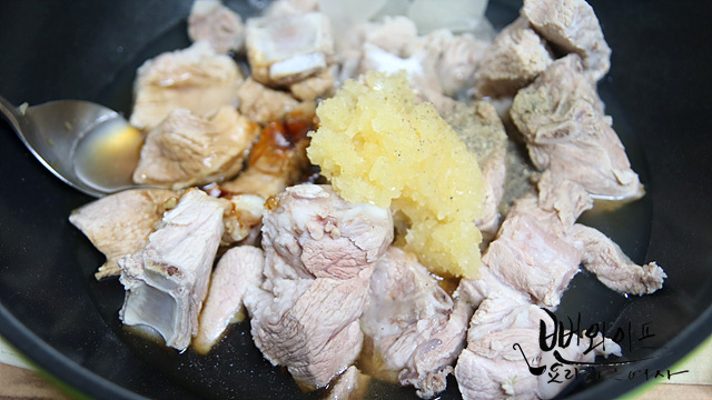 Marinate the pork ribs — step photo