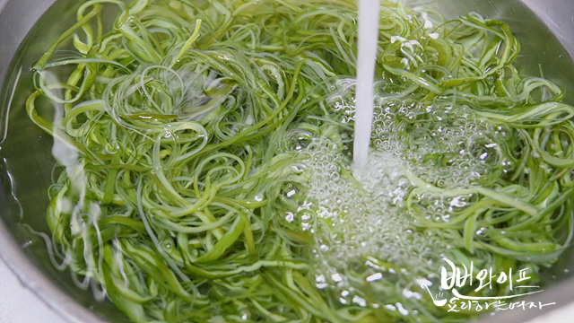 Prepare the seaweed stems — step photo 1