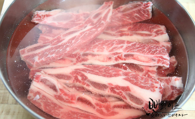 Draw out the blood from the LA galbi — step photo