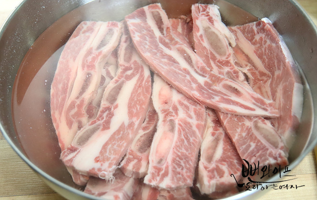 Draw out the blood from the LA galbi — step photo 1