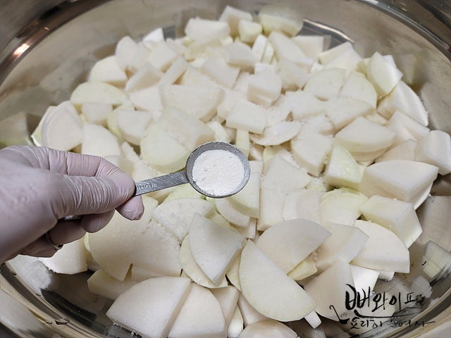 Salt the radish — step photo 1