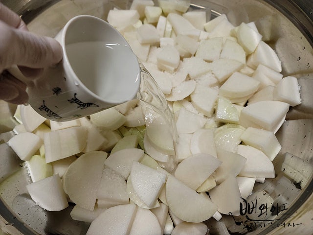 Salt the radish — step photo 2