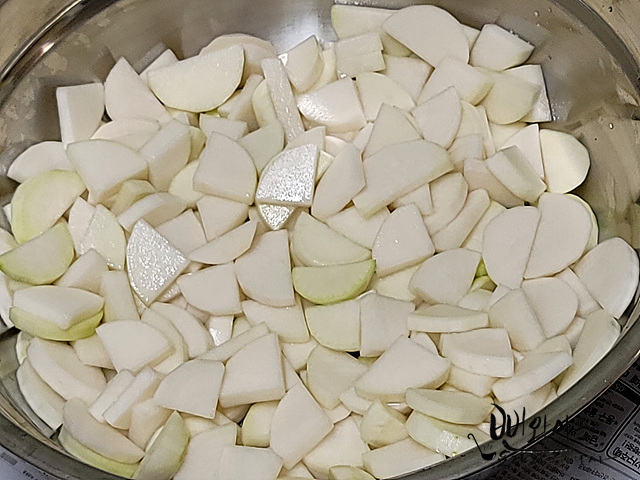 Salt the radish — step photo 1