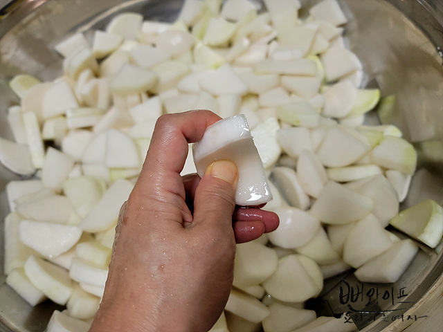 Salt the radish — step photo 2