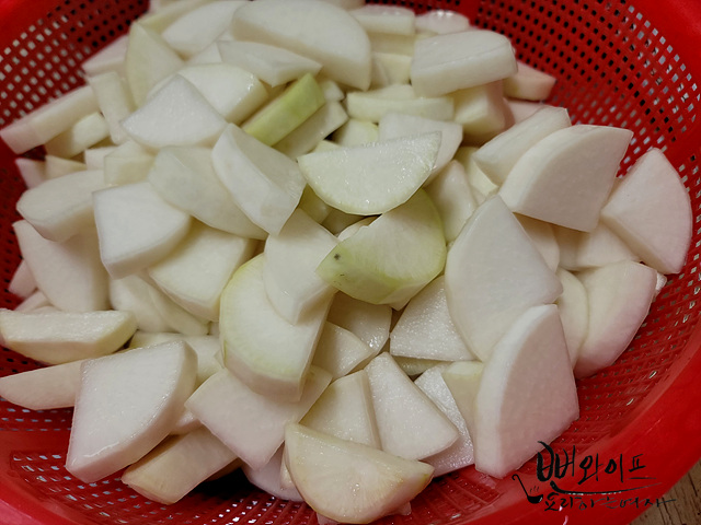 Salt the radish — step photo