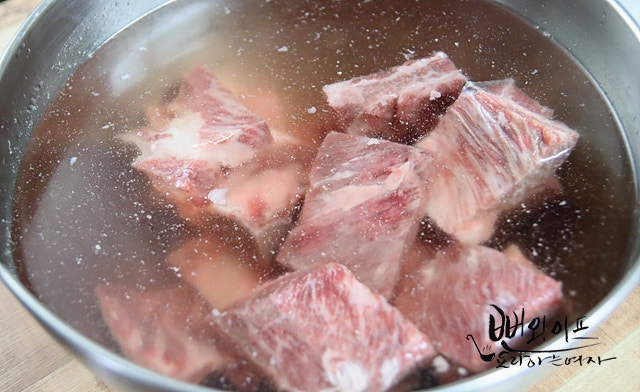 Trim the beef ribs and soak out the blood — step photo 1