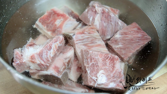 Trim the beef ribs and soak out the blood — step photo 2