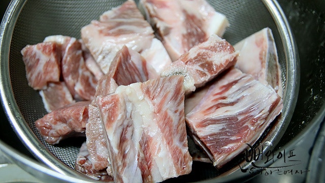 Trim the beef ribs and soak out the blood — step photo 3