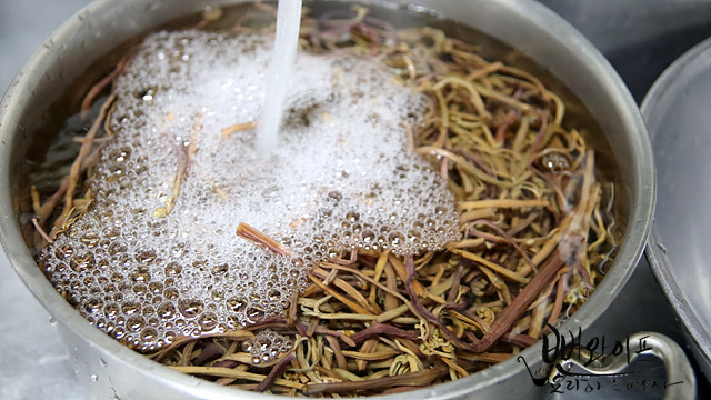 How to soak and boil dried bracken fern — step photo