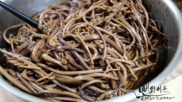 How to soak and boil dried bracken fern — step photo 1