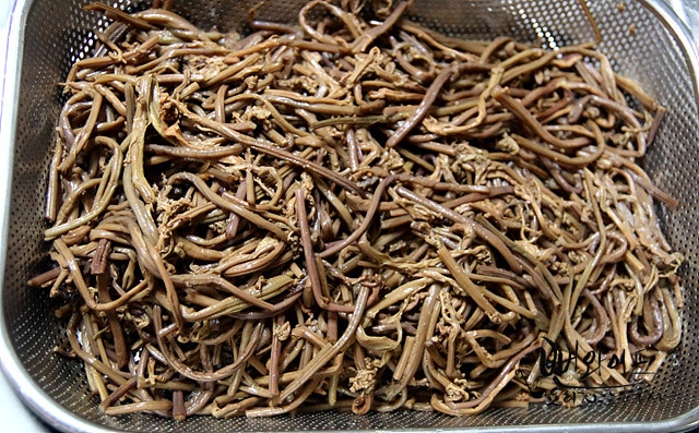 How to soak and boil dried bracken fern — step photo 1