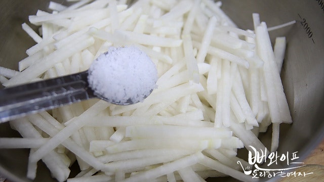 Salt the radish — step photo 1