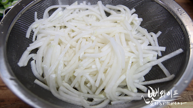 Salt the radish — step photo