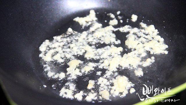 Stir-fry the radish — step photo 1