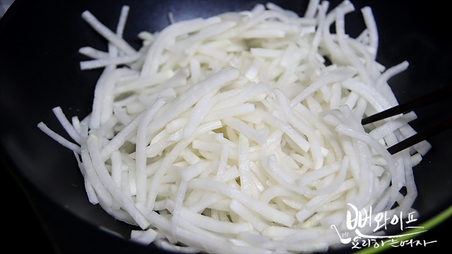 Stir-fry the radish — step photo 2