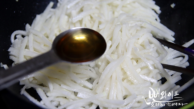 Stir-fry the radish — step photo 1