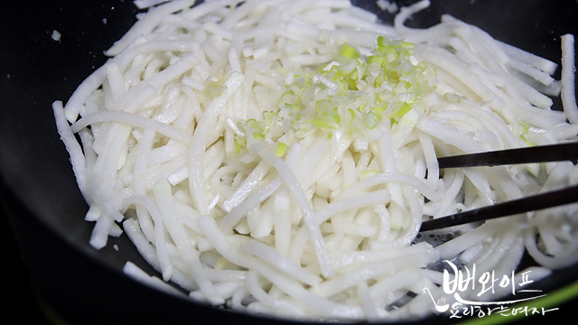 Stir-fry the radish — step photo 2