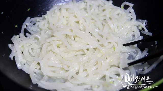 Stir-fry the radish — step photo 2