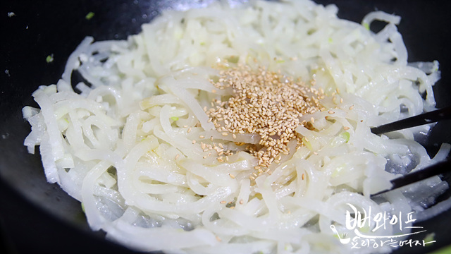 Stir-fry the radish — step photo
