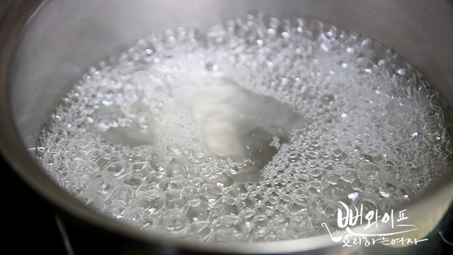 Blanch the mung bean sprouts — step photo 2