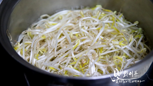 Blanch the mung bean sprouts — step photo 1