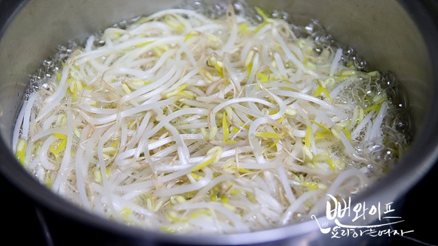 Blanch the mung bean sprouts — step photo 2