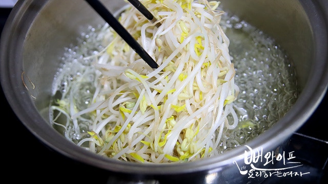 Blanch the mung bean sprouts — step photo 1