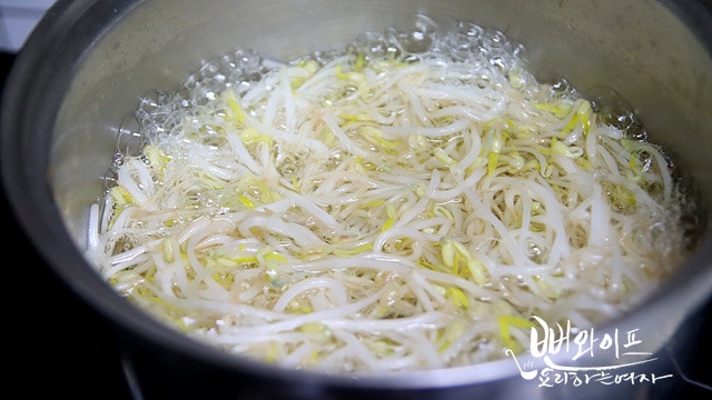 Blanch the mung bean sprouts — step photo 2