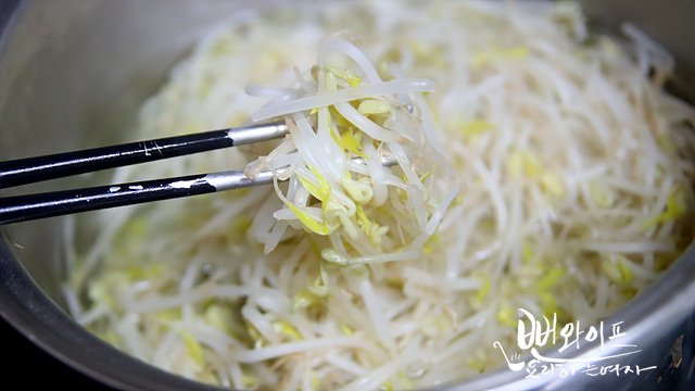 Blanch the mung bean sprouts — step photo