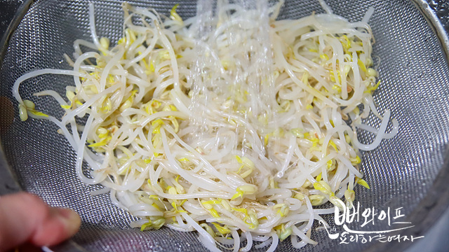 Blanch the mung bean sprouts — step photo 1