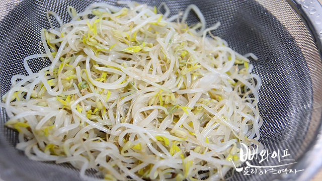 Blanch the mung bean sprouts — step photo 2
