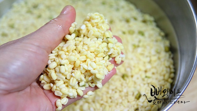 Soak the mung beans — step photo 1