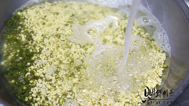 Soak the mung beans — step photo 2