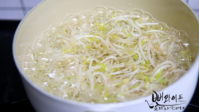 Blanch the mung bean sprouts — step photo 1