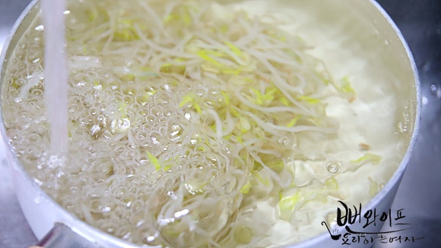 Blanch the mung bean sprouts — step photo 2